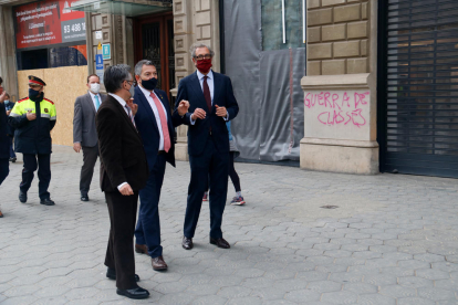 Sàmper i Tremosa, ahir, observant les destrosses en comerços del passeig de Gràcia.