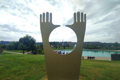 Una de las 16 nuevas esculturas de gran formato estrenadas ayer en el Alma Parc de Almacelles.