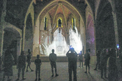 Imatge de la instal·lació de l’exposició ‘Manos de bruja’ ahir a l’església de Sant Domènec.