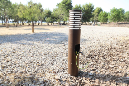 Un dels fanals del bosc urbà dels Magraners en què han sostret els cables.