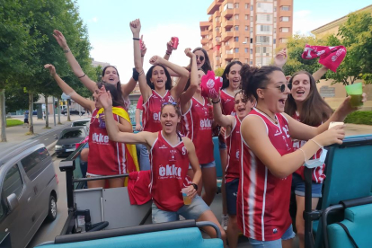 Jugadores del CB Lleida, celebrant el seu històric ascens, durant la rua pels carrers de Lleida.