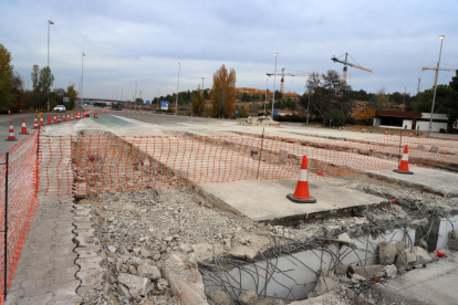 Imagen de las obras para derribar el peaje de la autopista AP-2 en Lleida ciudad.