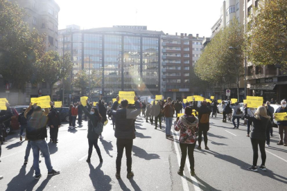 Un moment de la protesta a la rambla d'Aragó.