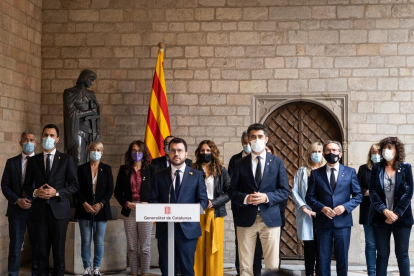 El president, Pere Aragonès, acompañado del vicepresident, Jordi Puigneró, y los consellers del Govern.