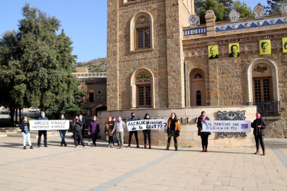 Las trabajadoras de la residencia Verge de Ribera de la Pobla de Segur protestante ante el Ayuntamiento.