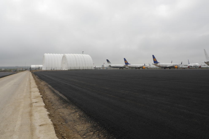 La nova plataforma asfaltada a l’aeroport d’Alguaire podrà acollir 25 avions més en les seues quatre hectàrees de superfície.
