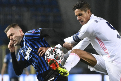 Varane disputa el balón con el jugador del Atalanta, Toloi.