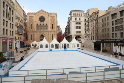 Instalan la pista de hielo en la plaza Sant Joan de Lleida