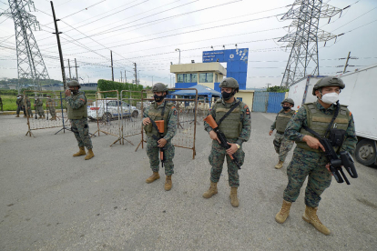Al menos 79 muertos en choques entre bandas en prisiones de Ecuador