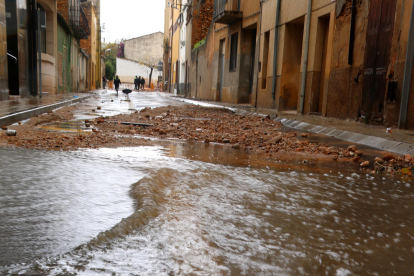 Aigua baixant per un carrer del centre de Santa Bàrbara, a Tarragona.