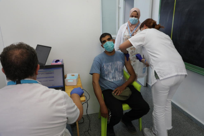 Salud concentró ayer en Alcarràs la vacunación a trabajadores de la fruta de esta semana.