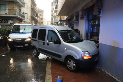 Una furgoneta es va encastar contra una llibreria del carrer Nord (e) i foto de l’atropellament a l’avinguda de les Garrigues, a la Bordeta (d).