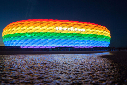 El Allianz Arena de Múnich, iluminado con los colores arcoíris de apoyo a la comunidad LGTBIQ.