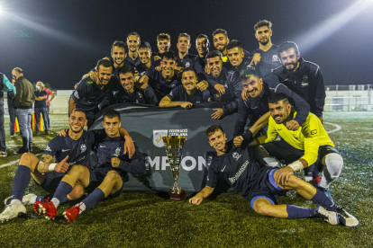 Els jugadors de l’Atlètic Lleida posen amb el trofeu de campió que van conquerir de forma merescuda.