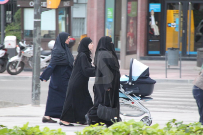 Imagen de archivo de mujeres cono velo y niqab en Lleida.