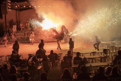 Imagen del espectáculo del bestiario de fuego de los Diables Carranquers.
