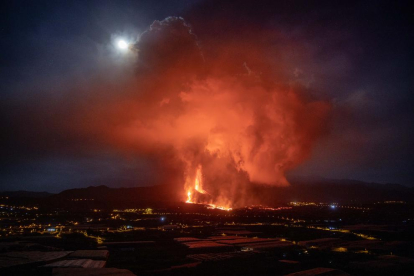 El volcà va entrar divendres en una fase explosiva, que ha generat la ruptura parcial del con volcànic i més expulsions.