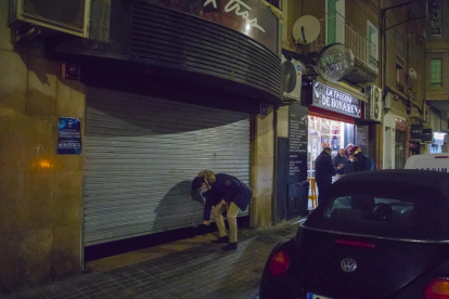 El tancament ahir d’un local de lleure nocturn a Lleida afectat per les noves restriccions.