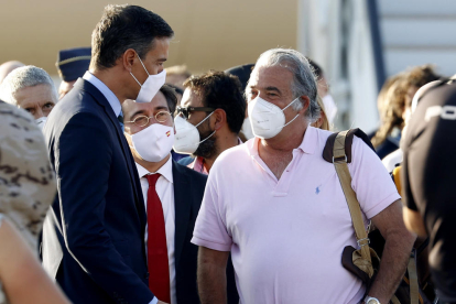 Abrazos a pie de pista entre soldados repatriados y familiares, ayer, en la base de Torrejón de Ardoz.