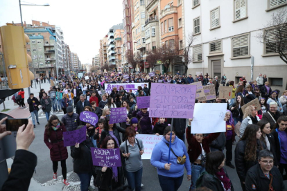 Dos marxes per celebrar el Dia de la Dona - La ciutat de Lleida va commemorar l’any passat el Dia Internacional de les Dones amb dos manifestacions que van efectuar gairebé el mateix recorregut amb mitja hora de diferència. La marxa convocada p ...