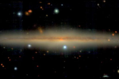 La galàxia UGC 10738, vista de costat a través del Very Large Telescope de  l'Observatori Europeo Austral (ESO) al Sud a Xile, revelant diferents discos gruixuts i fins.