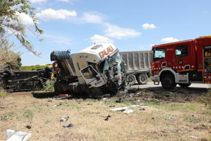 El camió i la furgoneta, al fons de la imatge, que van xocar frontalment a la C-12 a Corbins.