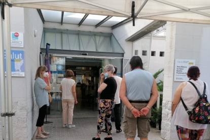 Pacients en una sala d’espera de les consultes externes de l’hospital Arnau de Vilanova.