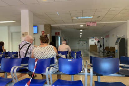 Pacients en una sala d’espera de les consultes externes de l’hospital Arnau de Vilanova.