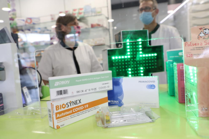 Varios envases de test de antígenos en un farmacia de Lleida.