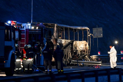 El autobús, en el que viajaban 52 personas que se dirigían a Macedonia del Norte, quedó calcinado.