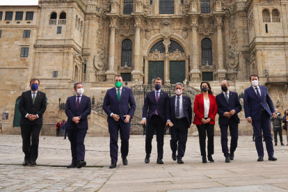 Los ocho presidentes regionales posan en la plaza del Obradoiro.