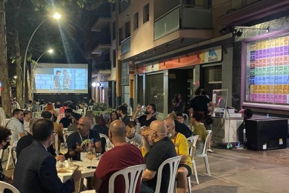 Público asistente la noche del viernes a las proyecciones en la Avinguda Catalunya de Tàrrega. 