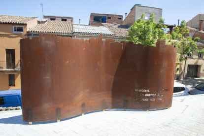 Uno de los memoriales, en los jardines de la calle Valeri Serra. 