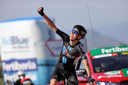 Romain Bardet celebra el triomf a la meta de Pico Villuercas.