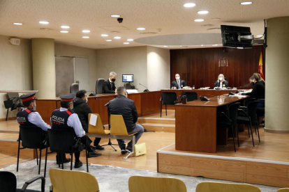 El acusado de violar y maltratar a la mujer y de abusar de la hija en el Urgell en la Audiencia de Lleida.
