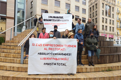 Un grupo de personas se ha concentrado este miércoles al mediodía en la plaza Sant Joan para dar apoyo a los tres investigados antes de que entraran en los juzgados de Lleida donde estaban citados a declarar.