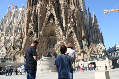 La Sagrada Família ha reobert portes als turistes després de set mesos de pausa.