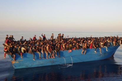 Més de 500 migrants volien arribar a Europa amb aquesta barcassa.