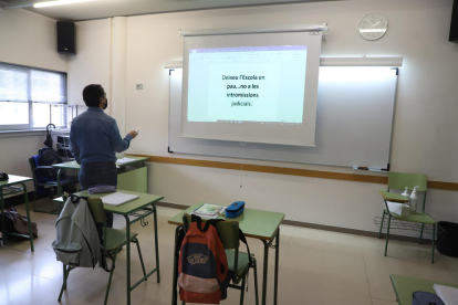 Un professor mostra en una pantalla una frase que resumeix el posicionament de molts docents.
