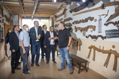 Las autoridades visitaron la exposición de herramientas antiguas del campo del vecino Ramon Teixidó.
