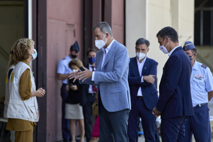 El rey visita Torrejón  -  Felipe VI y el presidente del Gobierno español, Pedro Sánchez, visitaron ayer el dispositivo temporal de acogida de los ciudadanos afganos evacuados en la base aérea de Torrejón de Ardoz. Allí mantuvieron un encuent ...