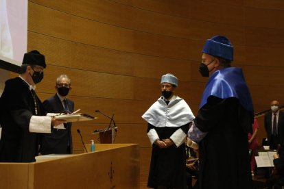 El rector de la UdL, Jaume Puy, en el moment d’investir doctor ‘honoris causa’ Damià Barceló.
