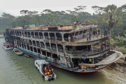 L'incendi d'un vaixell a Bangladesh deixa almenys 36 morts