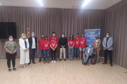 Parte del equipo femenino del CB Lleida, que ayer fue recibido por Joan Talarn, presidente de la Diputación, y varios diputados.