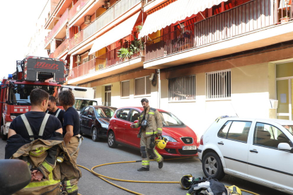 Els Bombers sufoquen un incendi en un pis de la Mariola