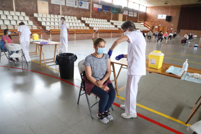 La campaña de vacunación en Torres de Segre se llevó a cabo en el polideportivo.