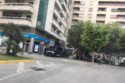 Furgones policiales este martes en Balaguer.