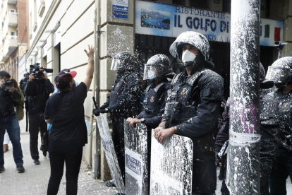 Miembros del Sindicato de Vivienda ocupan la sede de ERC de Barcelona en protesta por un desalojo