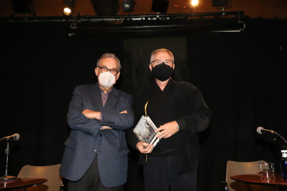 El periodista Lluís Foix posa con el exdirector de SEGRE, Juan Cal, ayer en el Cafè del Teatre de Lleida.
