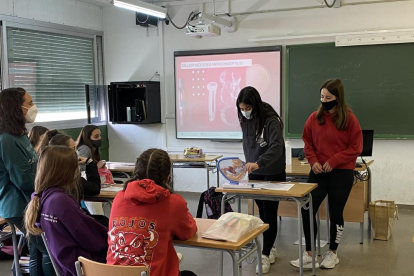 Adolescentes en un taller de sexualidad a cargo de las comadronas de ASSIR en Lleida. 